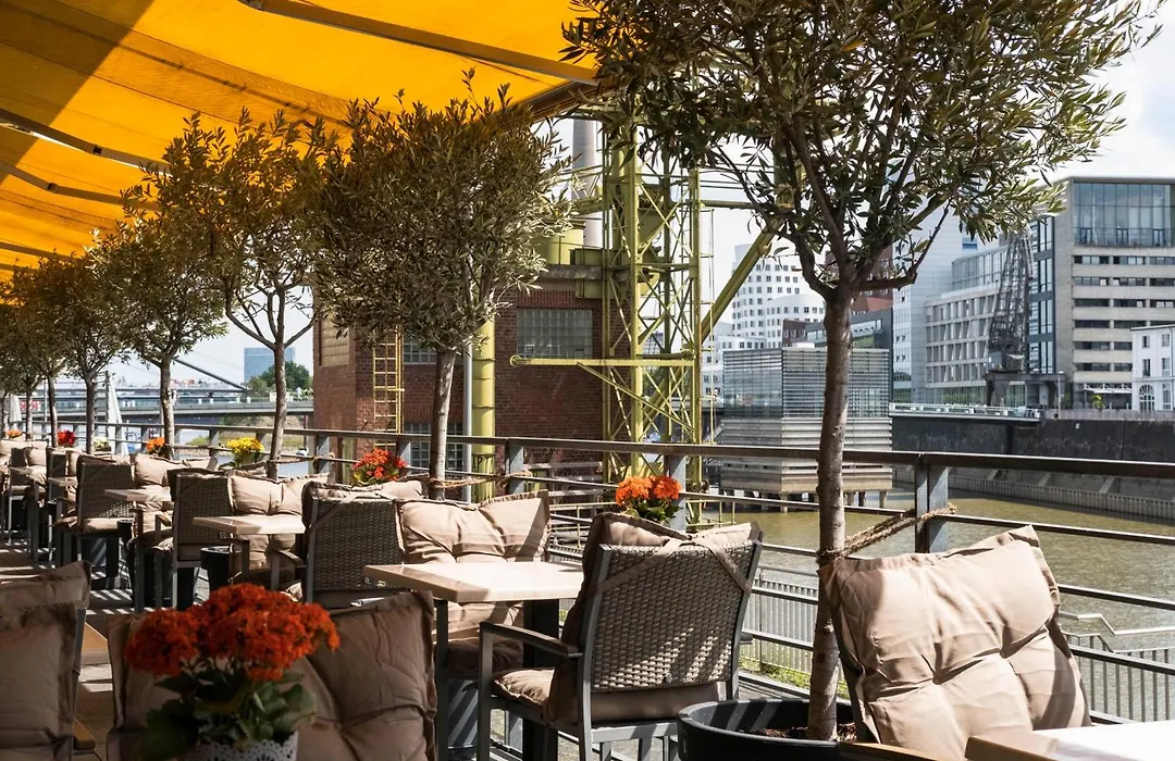 Courtyard By Marriott Duesseldorf Hafen-1